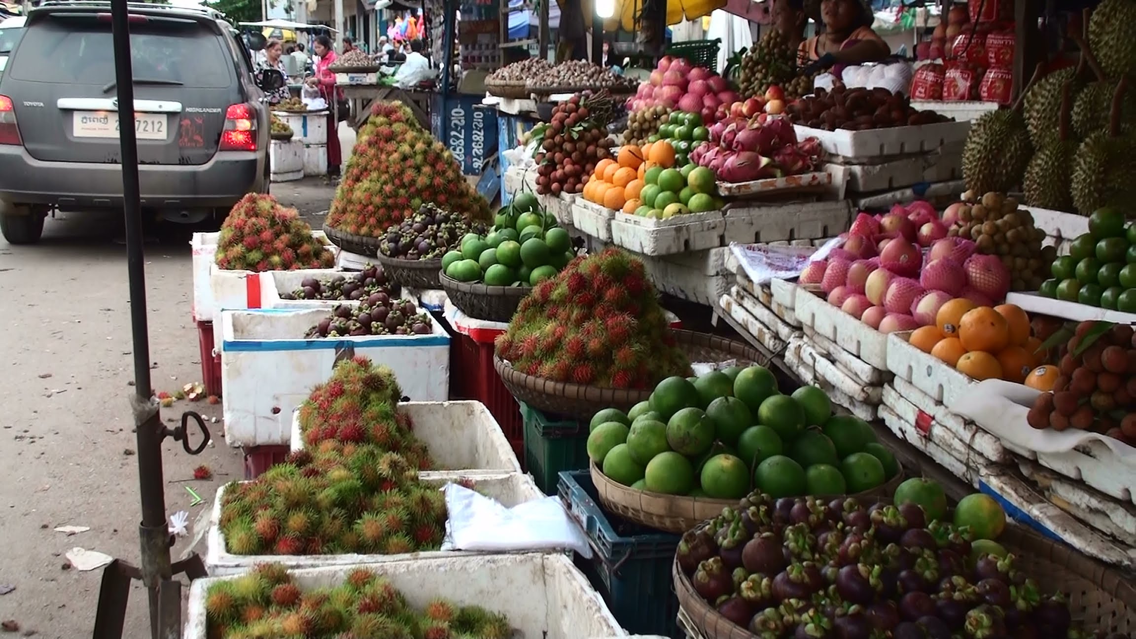 attraction-Shopping in Kampong Cham Market 2.jpg